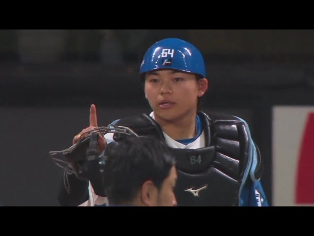 【8回表】ファイターズ・田宮裕涼 素早いバント処理!! 先発・金村尚真を救うナイスプレー!!  2024年6月15日 北海道日本ハムファイターズ 対 読売ジャイアンツ