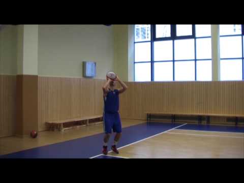 Kyle Weaver und Marko Simonovic testen die kinder+Sport Basketball Academy