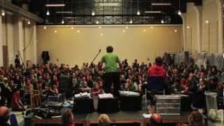 Klak Klak - booom koncert med 300 børn på flasker