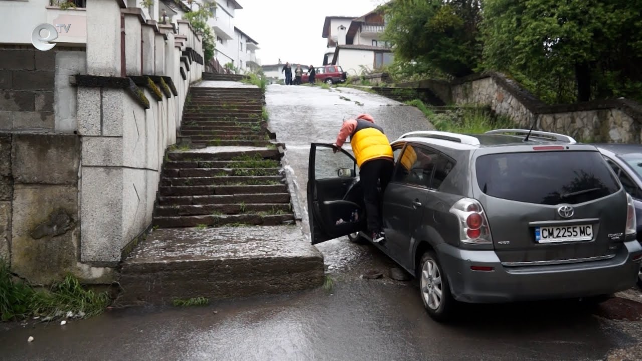 Река от обратни води и фекалии „превзема“ улица в Смолян след всеки дъжд