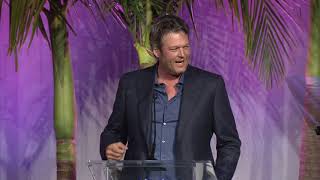Blake Shelton presents Kelly Clarkson with Variety's Power of Women Awards