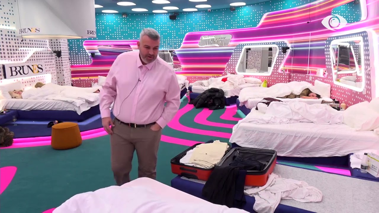 Çohu se ke për t'u martuar sot.../ Rogerti zgjon nga gjumi Gimbon, Gretën dhe Selinën: Jeni dy...