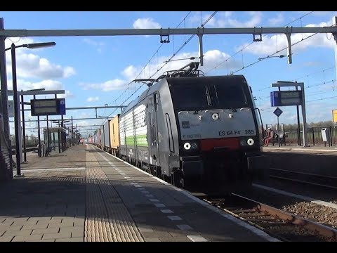 E 189 - 285 met containertrein komt door station Lage Zwaluwe
