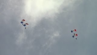 preview picture of video 'Equipe de France militaire de parachutisme à Gimont 2013'