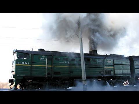 Mind blowing Old DIESEL LOCOMOTIVE ENGINES cold starting up smoke and sound