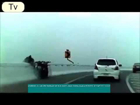 Wypadek na moście motorem
