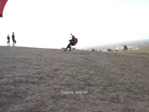 Decolagem de parapente em vento forte