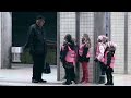 Así de fácil hacen sonreír un grupo de niños a un abuelo 