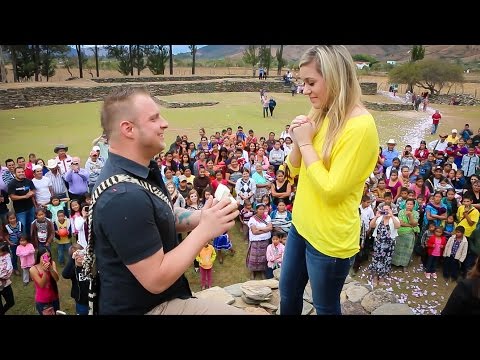 Estadounidense pide matrimonio a su novia en ruinas de Quiché