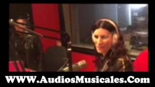 Laura Pausini se asusta con la voz de Omega El Fuerte