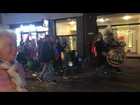 De lampionnenoptocht 4K | Waddinxveen Winkelcentrum, Gouweplein
