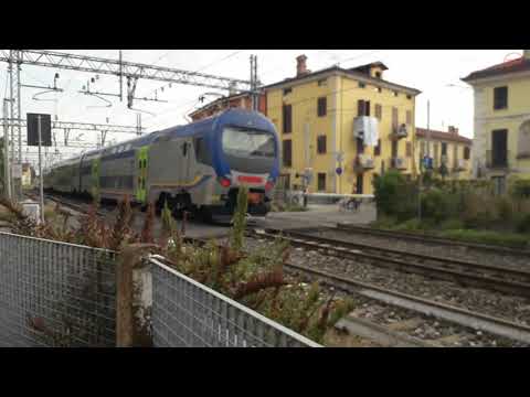 Treni in transito al passaggio a livello di Via Moreno - Savigliano (CN)