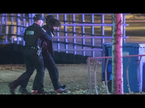 魁北克省刺殺事件中，持劍襲擊者造成2人死亡，5人受傷。 (Attacker with sword kills two, injures five in Quebec stabbings)