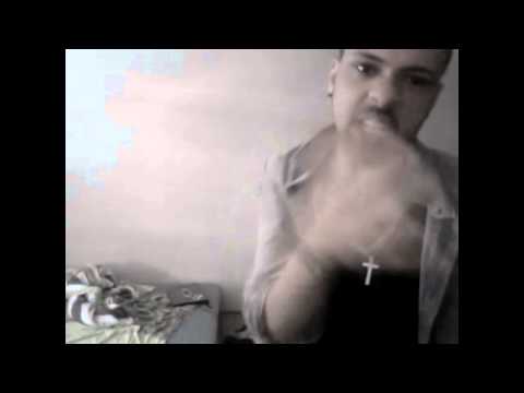 Änglalik spottar några rader framför kameran