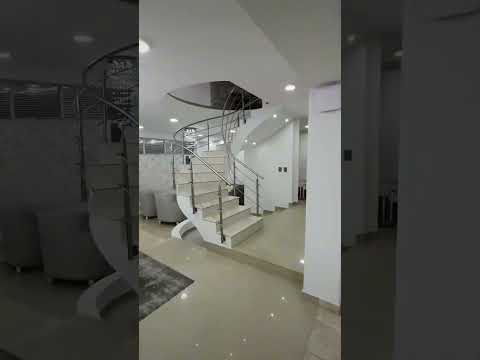 Hermosa casa de lujo de 3 niveles ubicada en una de las mejores zonas residenciales de Los Patios.