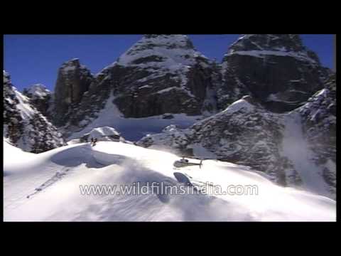 Helicopter drops adventure seeking skiers on Himalayan mountain top!