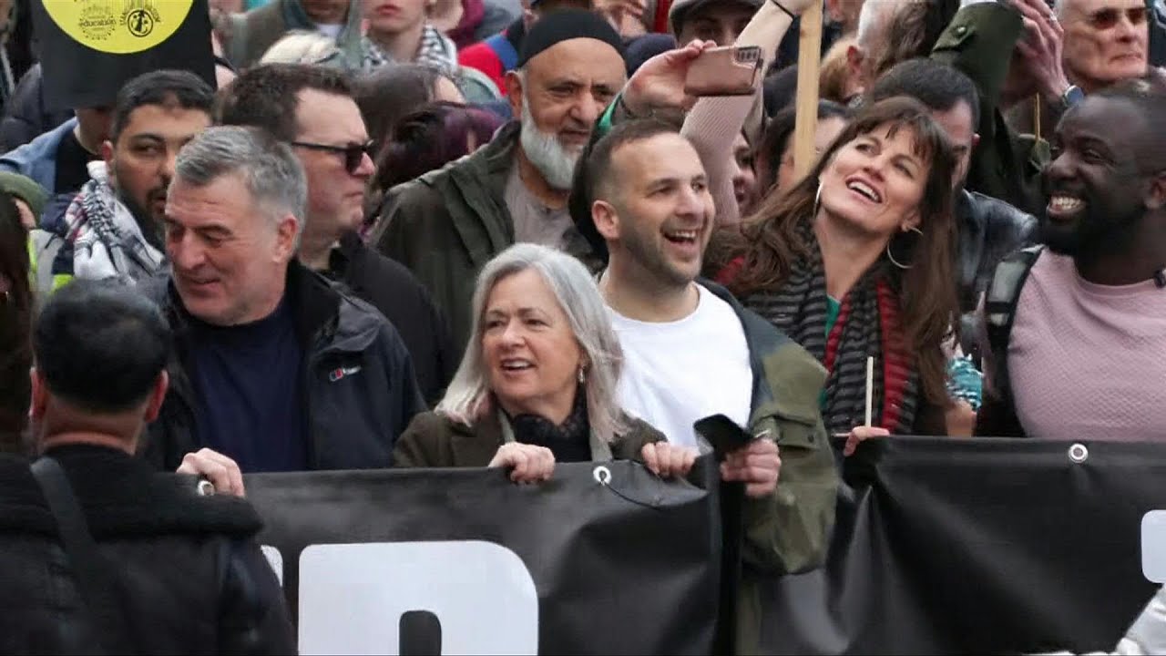 Video | Green Party's Zack Polanski joins London march against the far right and Iran war | AFP