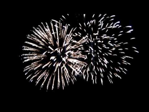 Gran espectáculo pirotécnico en la ciudad de Avilés para despedir las fiestas de