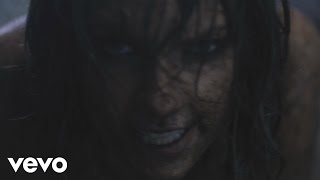 Kadr z teledysku Out of the Woods tekst piosenki Taylor Swift