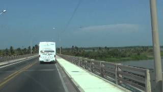 preview picture of video 'Cruzando el Puente López Pumarejo en el Río Magdalena, Barranquilla, Colombia'
