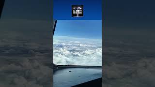 ★ Un Pilote de Ligne filme un OVNI qui passe tout près de leur avion !