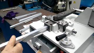 Máquina para fazer rasgos em perfil de alumínio