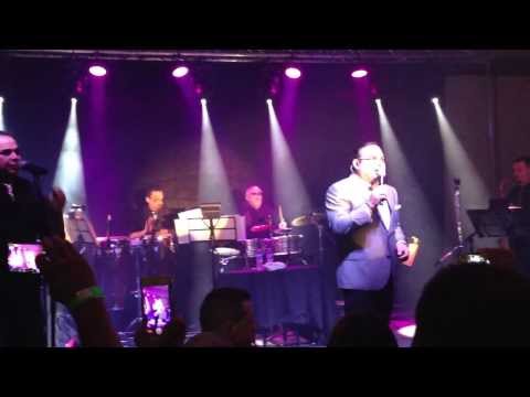 Entrada de Gilberto Santa Rosa en concierto de Edmonton