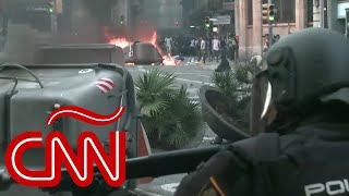 Explosiones durante enfrentamiento entre manifestantes independentistas y la policía en Barcelona