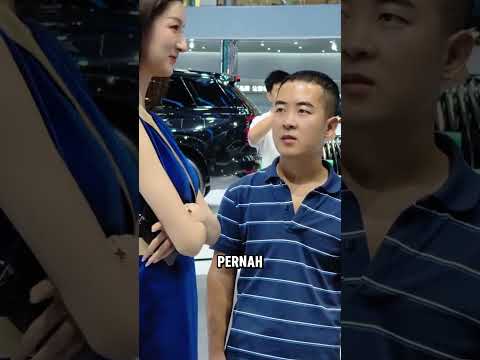 Pria Ini Datang ke Pameran Mobil… Tapi Tatapannya Bukan ke Mobil!