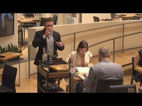 CUTレストランのレジ係ケビン (Kevin the Cashier at CUT Restaurant)