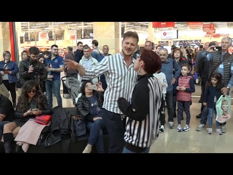 Festa della mamma sulle note dei Queen: il flash mob al centro commerciale