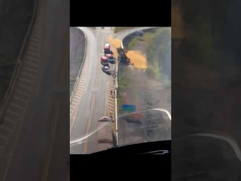 Tombamento de caminhão mobiliza resgate aéreo na BR-282 em Santa Catarina