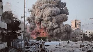 Vecinos de Gaza huyen antes de un ataque israelí en la zona de una mezquita