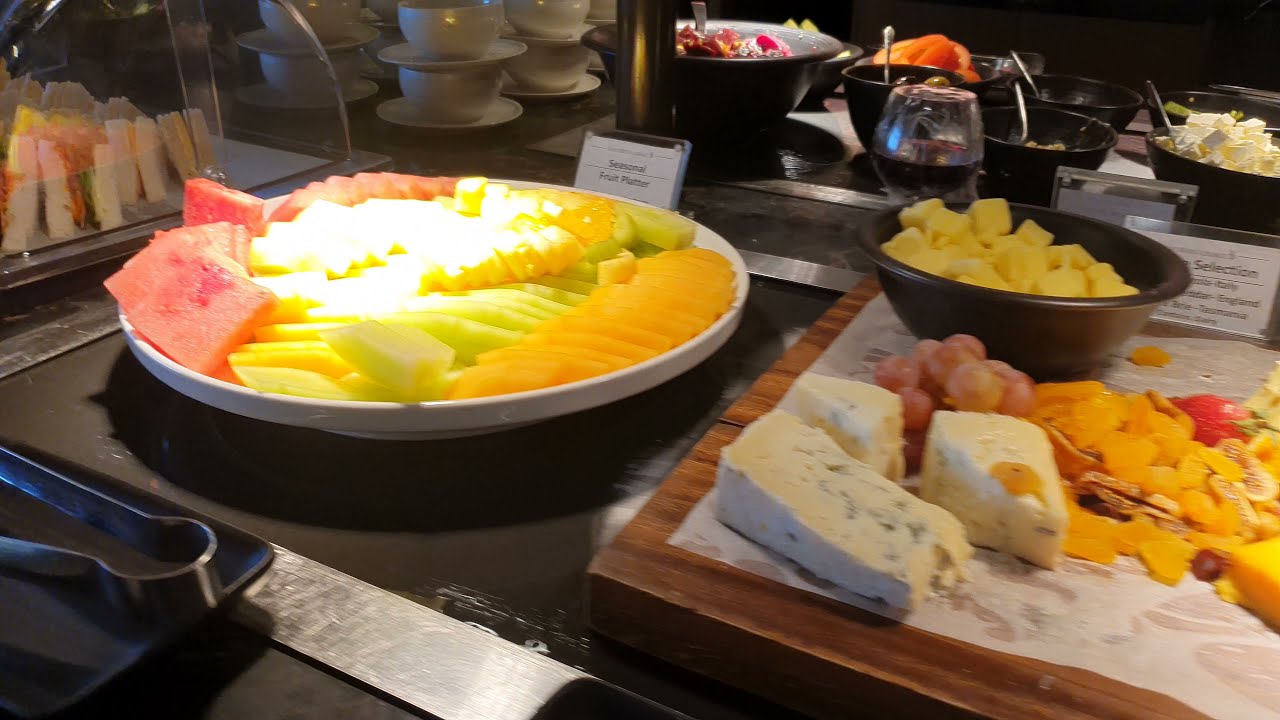 Singapore Airlines SilverKris Business Class Lounge thumbnail