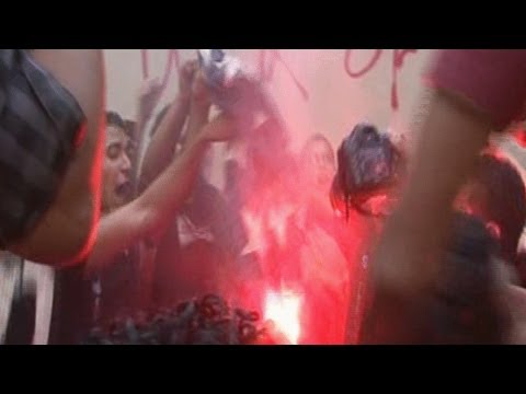متظاهرون يحرقون العلم الأمريكي في القاهرة