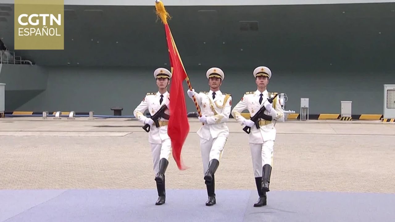 Xi Jinping asiste a la ceremonia de entrada en servicio y abanderamiento del portaaviones Fujian