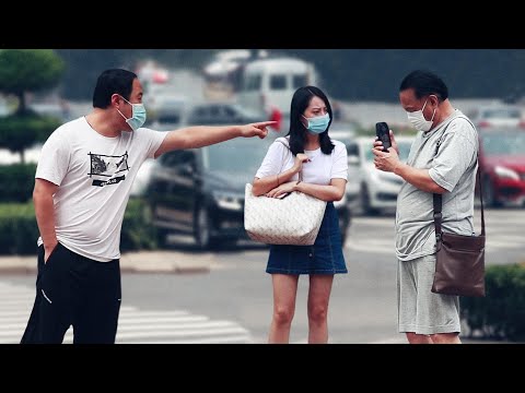 當看到女生糟不講理大叔偷拍，大媽怒斥：你想來硬的咱就來硬的