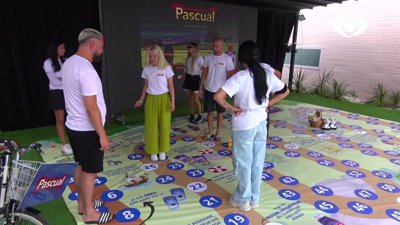 Mos u nxeh/ Deamishel lundron në pishinë mbi komerdare