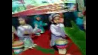 menari dan bernyanyi