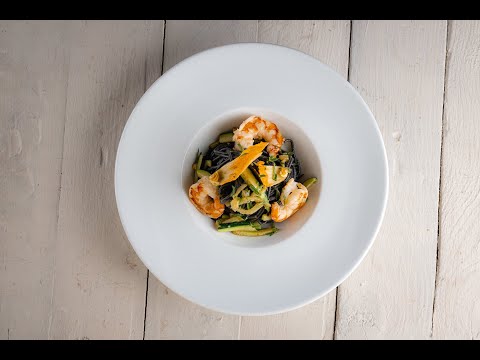 Рецепт: Спагетті з чорнилами каракатиці, креветками і цукіні