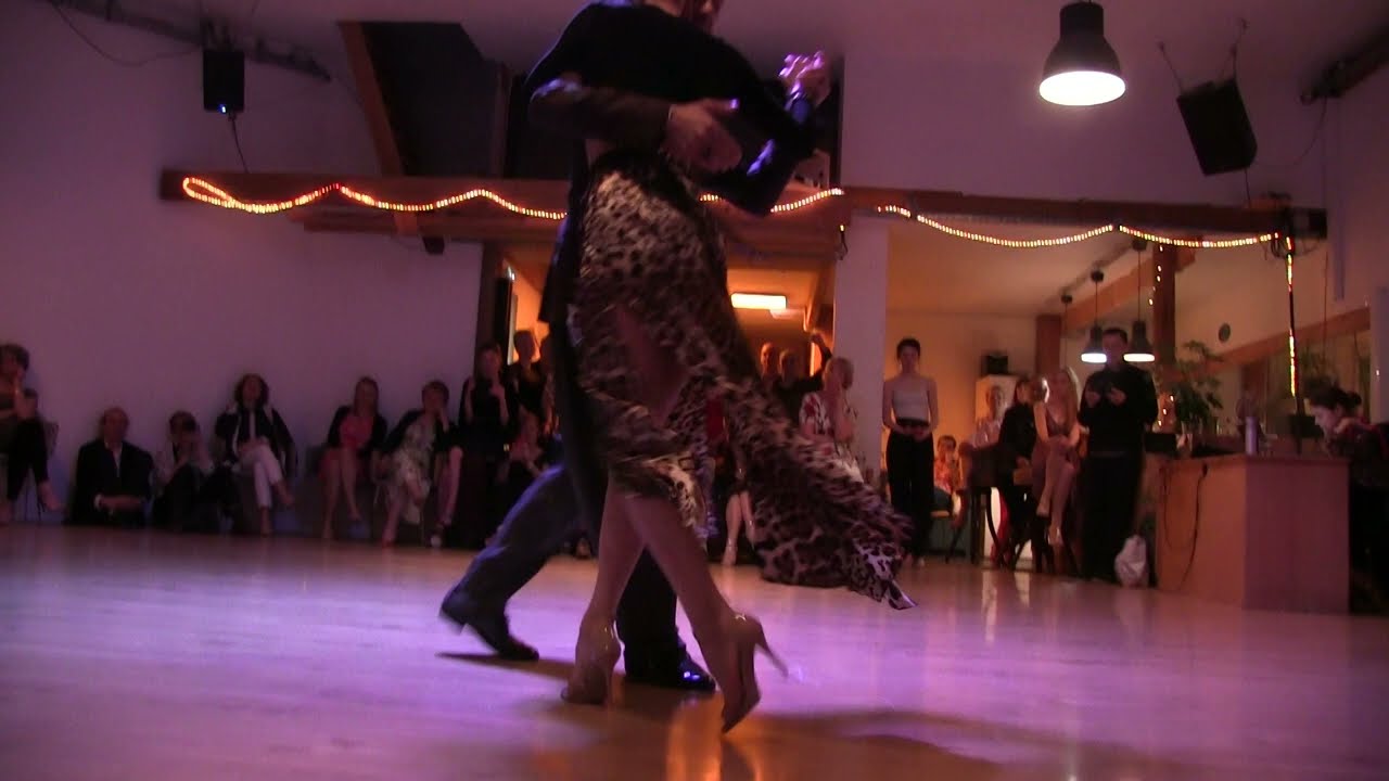 Les danseurs de Tango Michael Nadtochi et Elvira Lambo dansent sur la milonga Sacachispas