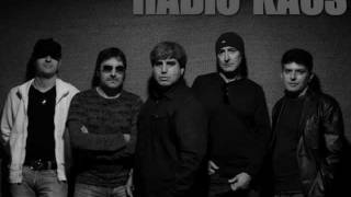 botas negras -radio kaos