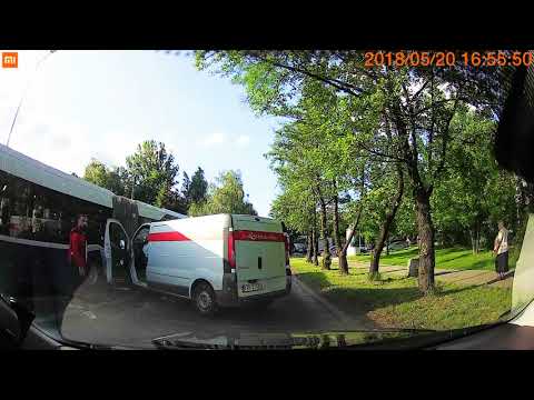 Stłuczka z miejskim autobusem, więc ucieka...