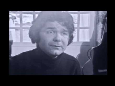 Videoclip de La porte de ta douche est restée entr'ouverte — Pierre Perret