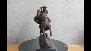 Herkules bojující s kentaurem – bronzová socha Barye na mramoru