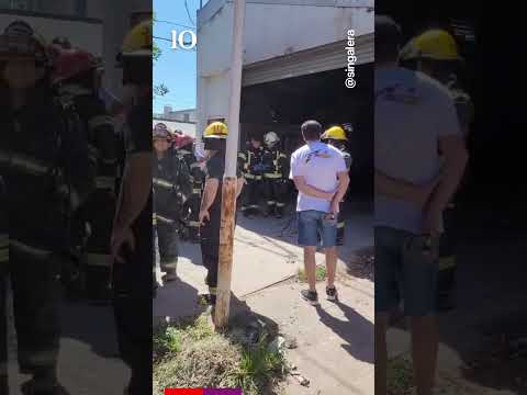 Dos dotaciones de Bomberos sofocaron un incendio en un galpón de Salta al 2700