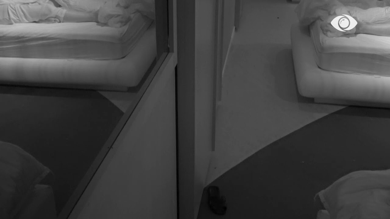 Gjesti fshihet në dollap, banorët i këndojnë me kitarë: Natën e mirë…