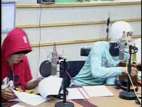Sukira 2006.08.22 - Donghae hit by Siwon