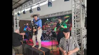 pelos palcos do mundo levando um pouco de alegria para meu povo.