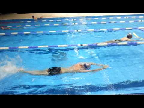 Victor invata sa inoate corect craul